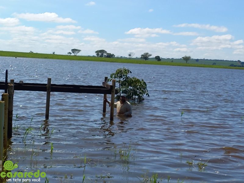 RANCHO EM PLANURA NO CÓRREGO DA BAGAGEM 